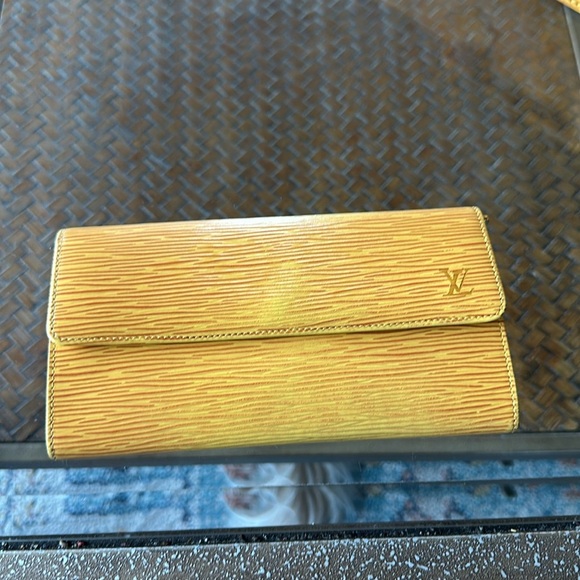 Louis Vuitton Epi Sac Triangle Tassil Purse yellow with matching wallet. - Picture 4 of 17